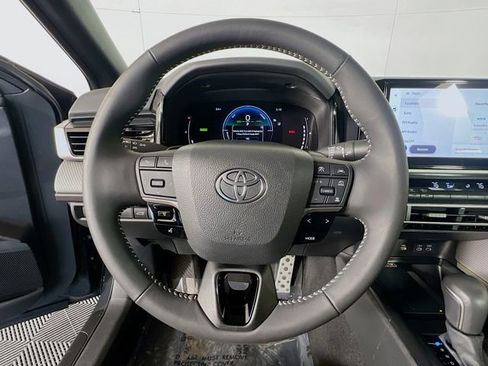 Used 2025 Toyota Camry SE image 15