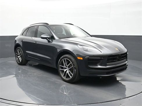 Certified 2025 Porsche Macan image 22