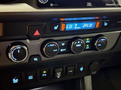 Used 2020 Toyota Tacoma TRD Off-Road w/ TRD Premium Off Road Package AWD/4WD image 12