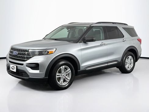 Used 2023 Ford Explorer XLT AWD/4WD image 6