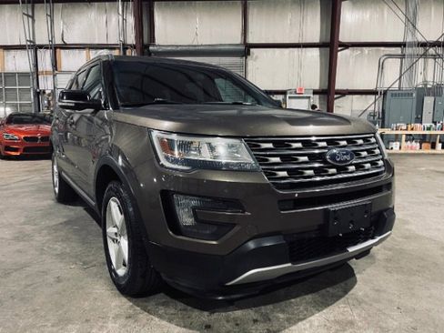 Used 2016 Ford Explorer XLT image 2