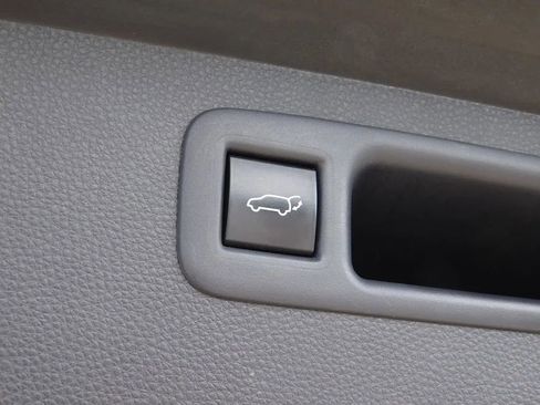 Used 2020 Toyota Highlander XLE image 9