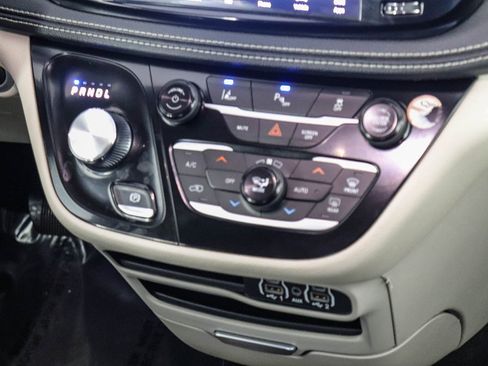 Used 2024 Chrysler Pacifica Select image 13