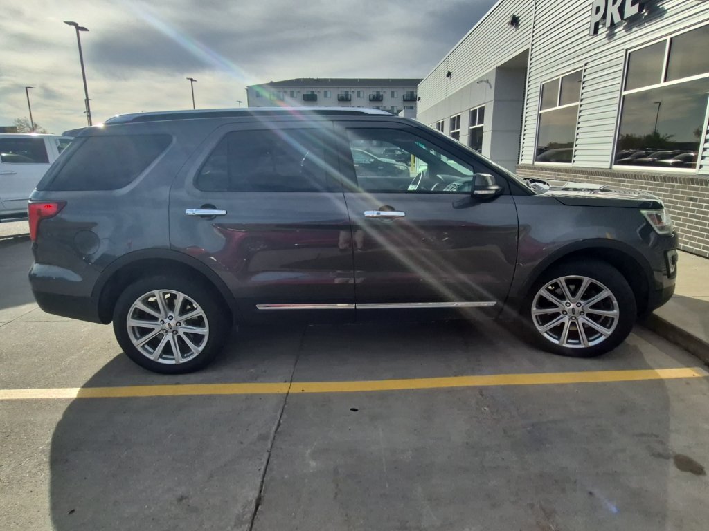 Used 2017 Ford Explorer Limited w/ Equipment Group 301A AWD/4WD image 9