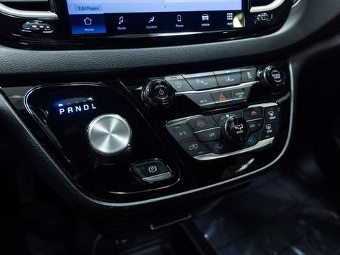 Used 2025 Chrysler Pacifica Select FWD image 18