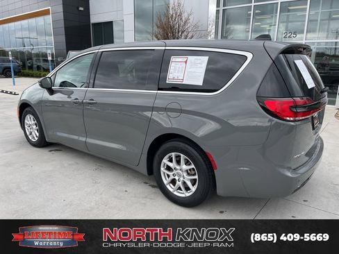 Used 2023 Chrysler Pacifica Touring-L FWD image 16
