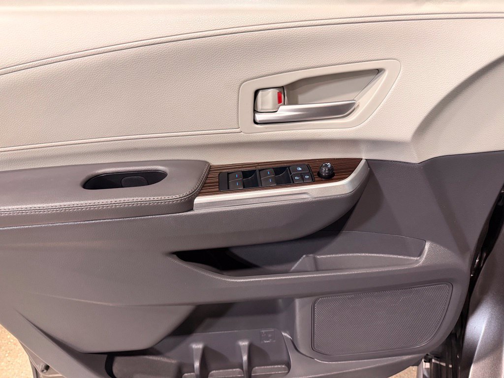 Used 2022 Toyota Sienna XLE FWD image 14