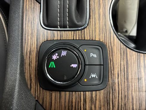 Used 2019 GMC Acadia Denali w/ Technology Package FWD image 29