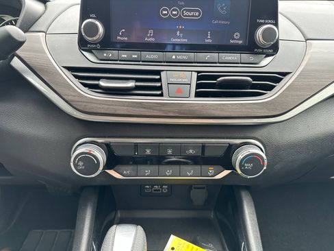 Used 2024 Nissan Altima 2.5 SV image 14