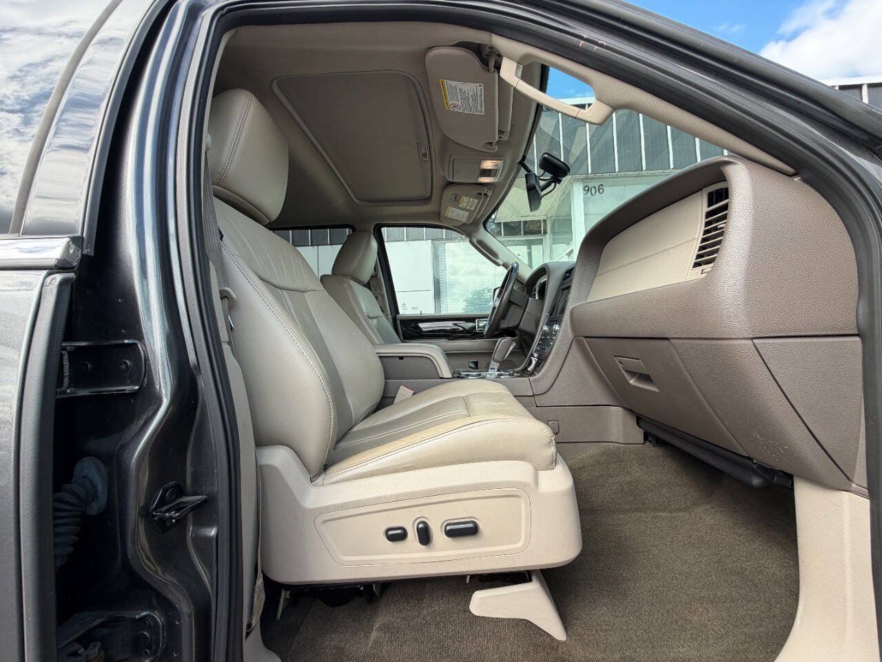 Used 2016 Lincoln Navigator Select RWD image 13