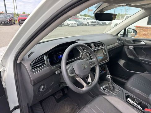 Used 2023 Volkswagen Tiguan SE FWD image 4