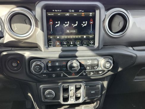 Used 2020 Jeep Wrangler Unlimited Sahara image 28