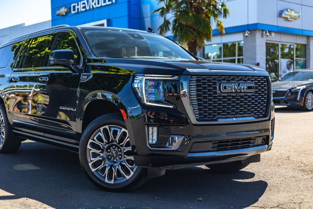 Used 2024 GMC Yukon XL Denali Ultimate AWD/4WD image 3