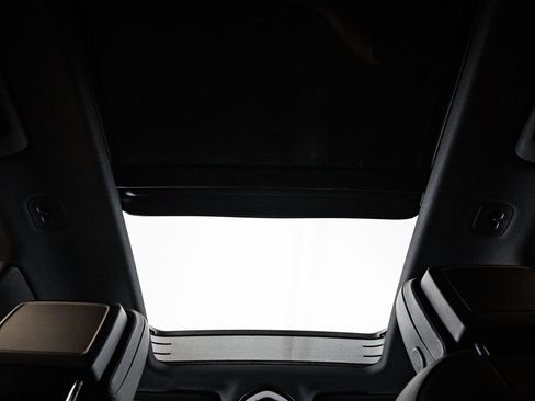 Certified 2023 Porsche Macan AWD/4WD image 30