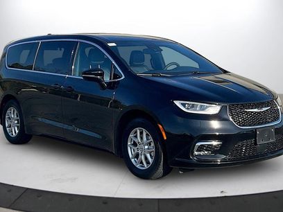 Used 2025 Chrysler Pacifica Select