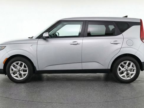 Used 2025 Kia Soul LX w/ LX Technology Package image 5