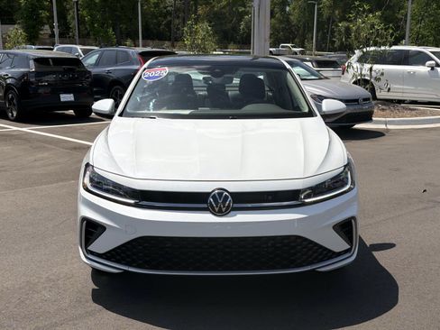 Used 2025 Volkswagen Jetta SE image 2