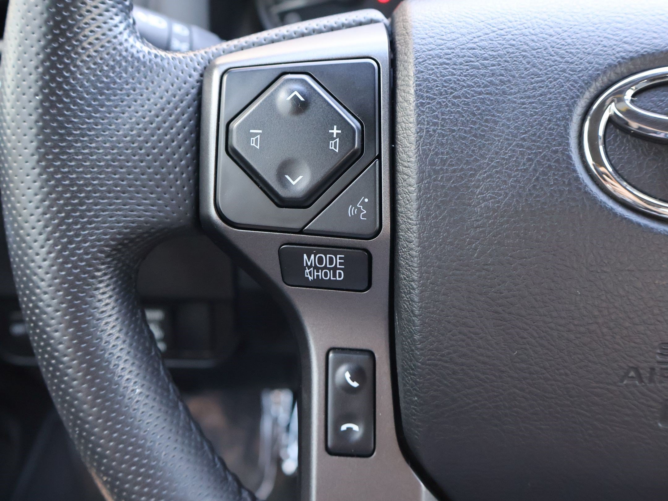 Used 2022 Toyota Tacoma TRD Off-Road w/ Technology Package AWD/4WD image 18