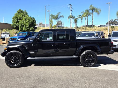 Certified 2023 Jeep Gladiator Overland image 2