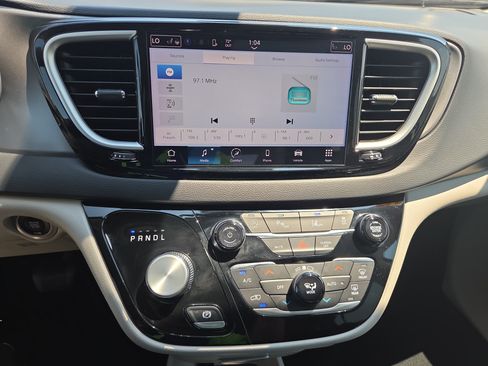 Used 2024 Chrysler Pacifica Touring-L FWD image 13