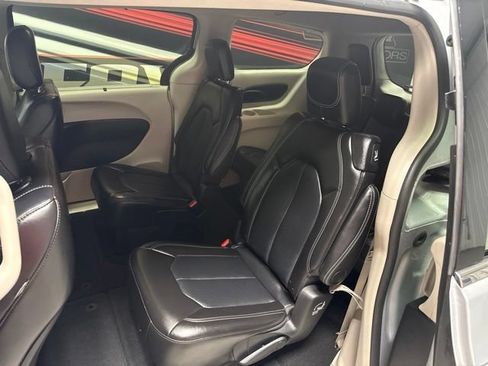 Used 2024 Chrysler Pacifica Touring-L FWD image 12