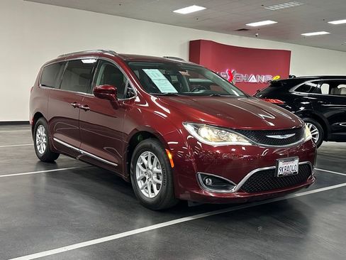 Used 2020 Chrysler Pacifica Touring-L FWD image 9
