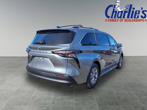New 2026 Toyota Sienna XLE image 4