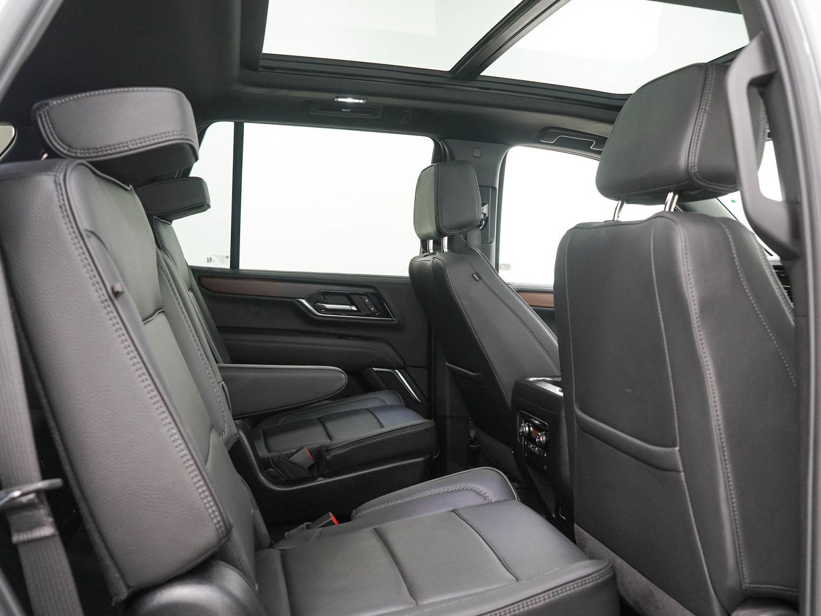 Used 2025 GMC Yukon Denali w/ Sun & Power Step Package AWD/4WD image 14