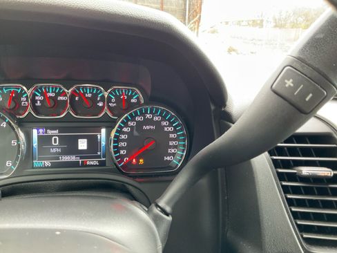 Used 2018 Chevrolet Suburban LT image 16