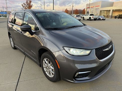 Used 2023 Chrysler Pacifica Touring-L image 7