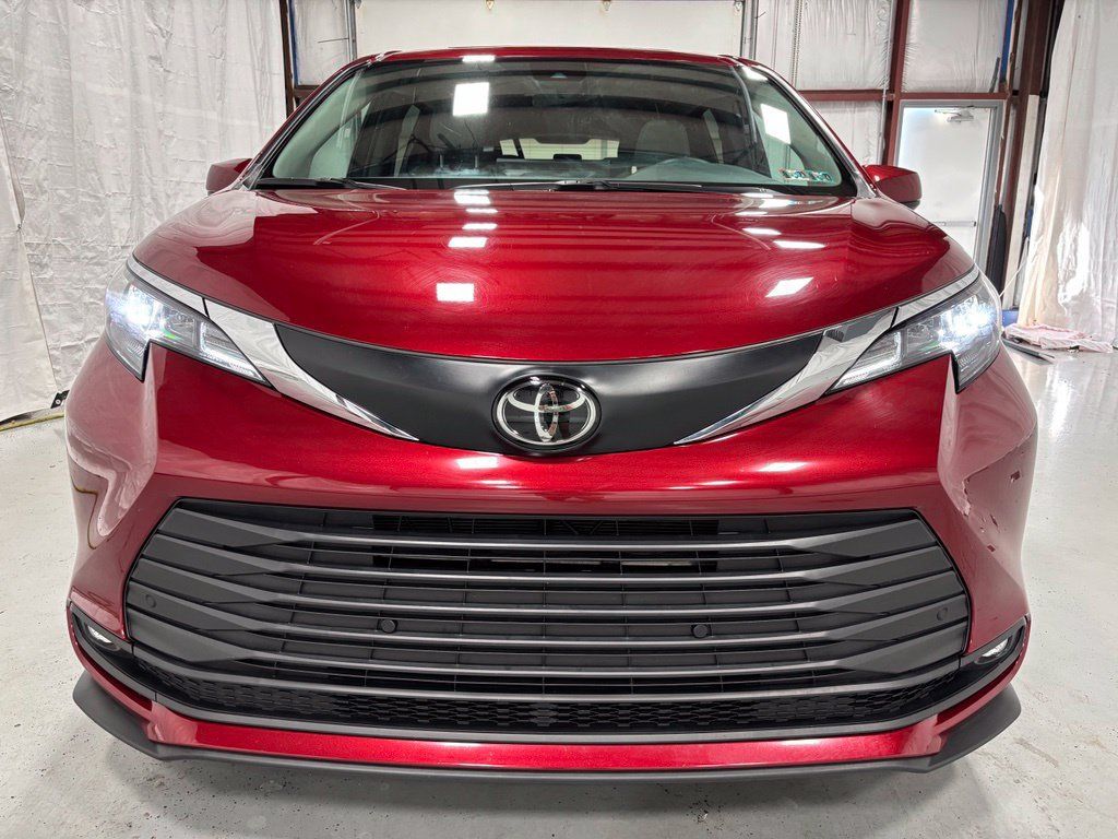 Used 2026 Toyota Sienna XLE AWD/4WD image 2