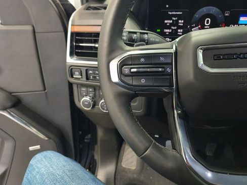 Used 2025 GMC Yukon XL Denali AWD/4WD image 11