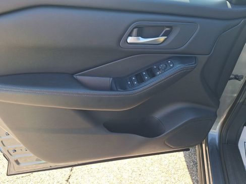 Used 2024 Nissan Rogue SV image 25