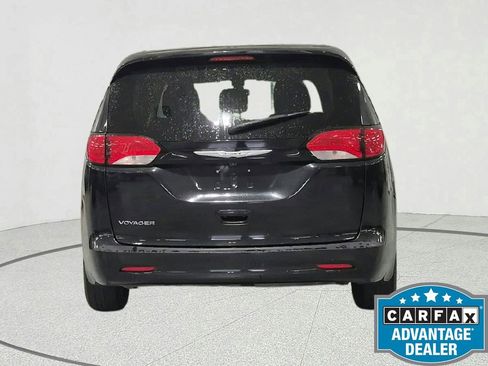 Used 2022 Chrysler Voyager LX FWD image 4