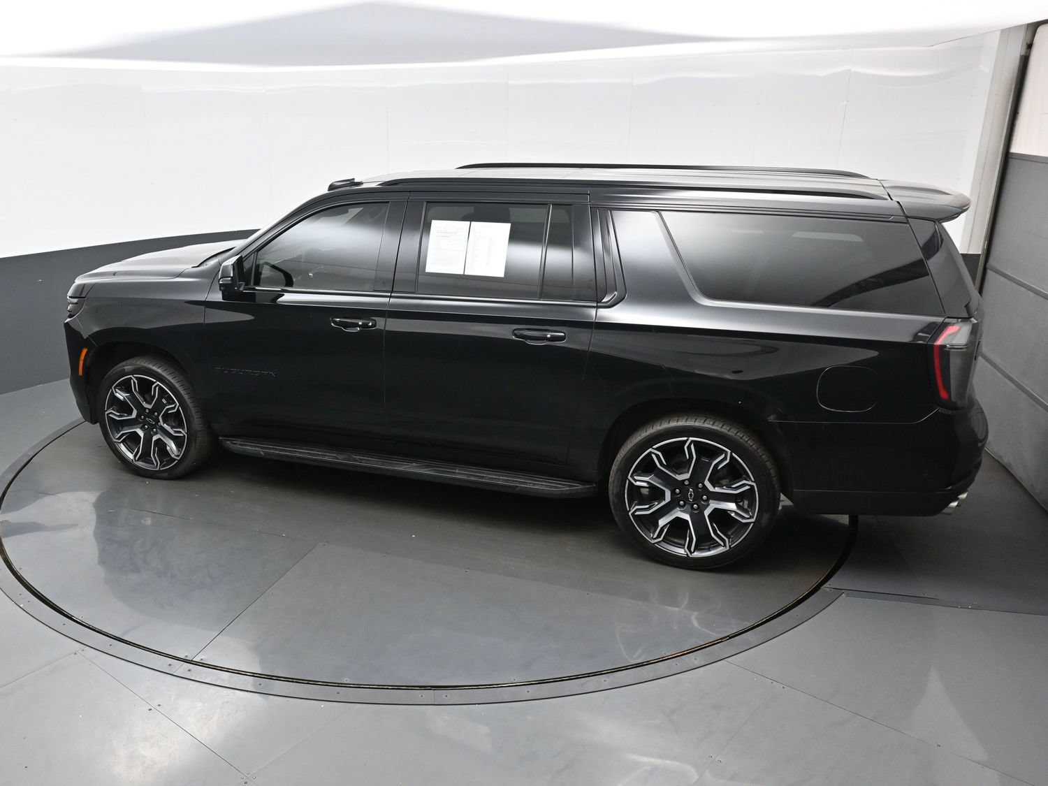 Used 2025 Chevrolet Suburban RST w/ RST Capability Package AWD/4WD image 41