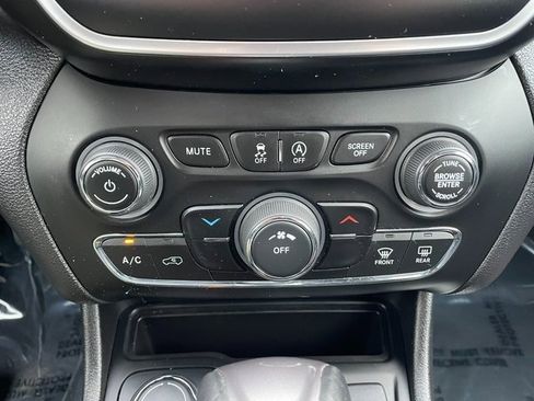 Used 2020 Jeep Cherokee Latitude Plus image 24