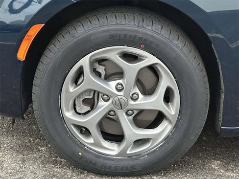 Used 2023 Chrysler Pacifica Limited image 9