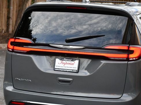 Used 2022 Chrysler Pacifica Touring-L image 8