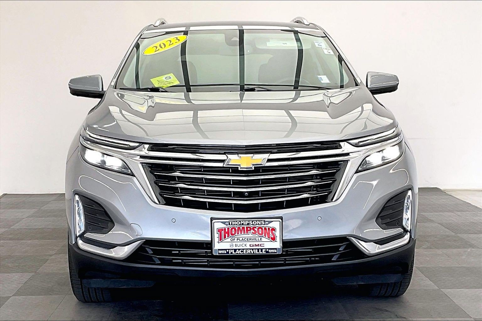 Used 2023 Chevrolet Equinox Premier AWD/4WD image 2