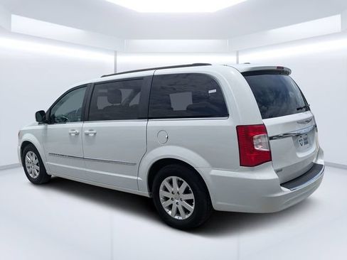Used 2016 Chrysler Town & Country Touring FWD image 5