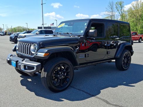 Used 2025 Jeep Wrangler Unlimited Sahara w/ Safety Group AWD/4WD image 3