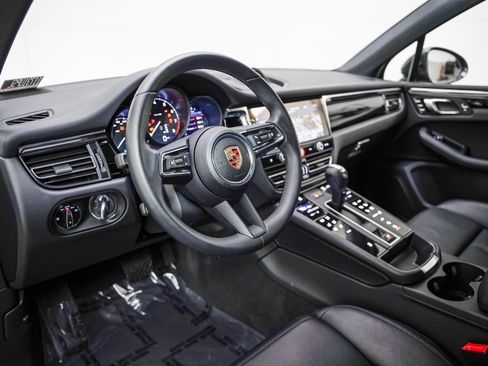 Certified 2025 Porsche Macan image 4