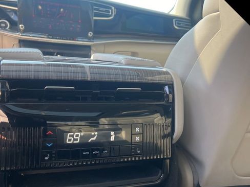 Used 2022 Jeep Wagoneer Series III w/ Premium Group I image 18