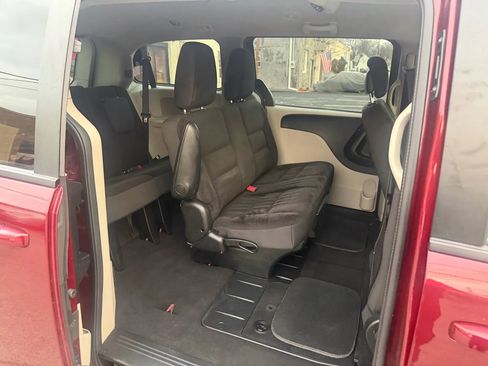 Used 2018 Dodge Grand Caravan SE w/ UConnect Hands-Free Group image 24