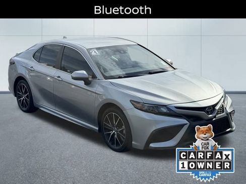 Used 2021 Toyota Camry SE image 3