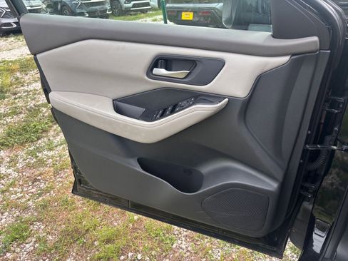 Used 2025 Nissan Rogue SV FWD image 18