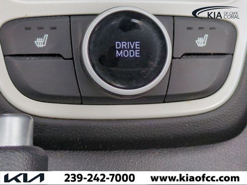 Used 2022 Hyundai Venue Limited image 22