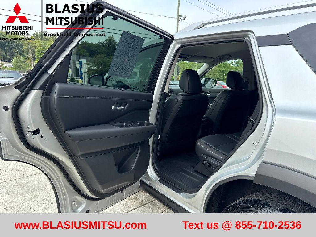 Used 2025 Nissan Pathfinder SL AWD/4WD image 26
