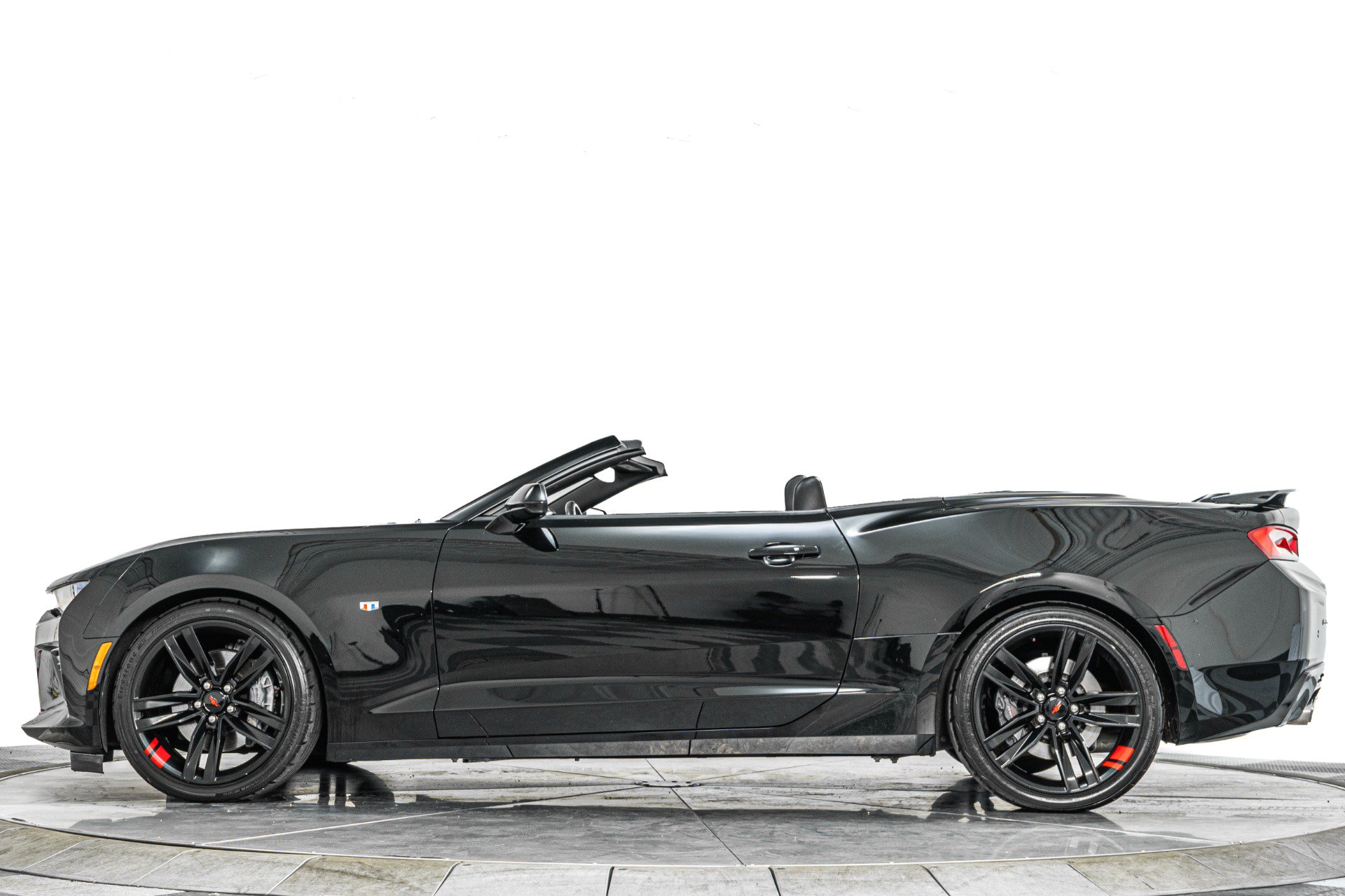 Used 2018 Chevrolet Camaro SS RWD image 6