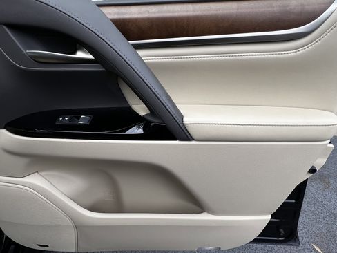 Used 2020 Lexus LX 570 4WD w/ Luxury Package image 43